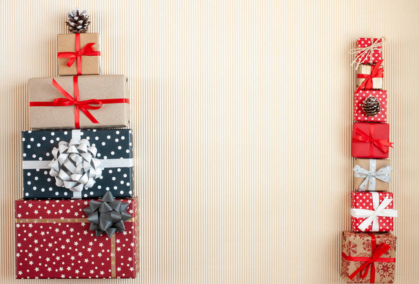 großer Stapel weihnachtlich verpackter Geschenke - Foto, Bild
