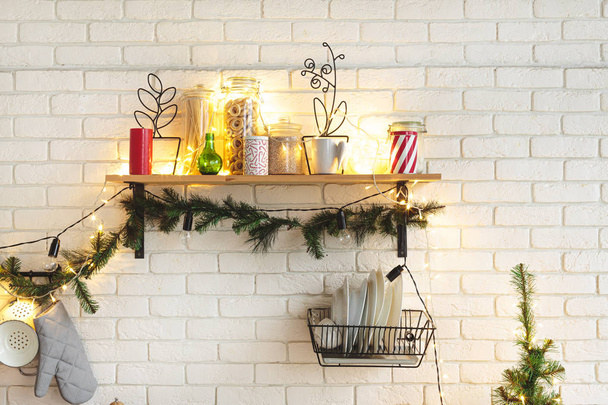 Cucina interna bianca con luci e decorazioni natalizie rosse
 - Foto, immagini