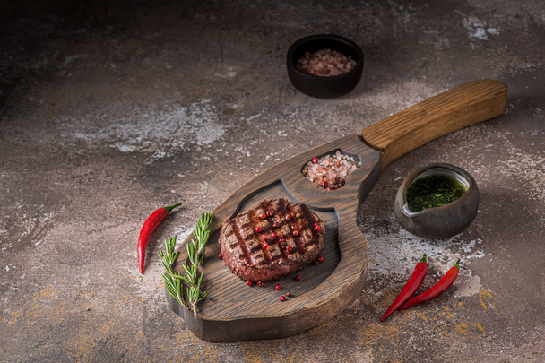 Bistecca di manzo filetto alla griglia su tavola di legno con spazio per la formulazione
 - Foto, immagini