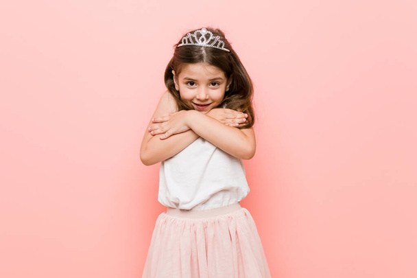 Klein meisje draagt een prinses kijken koud als gevolg van lage temperatuur of een ziekte. - Foto, afbeelding