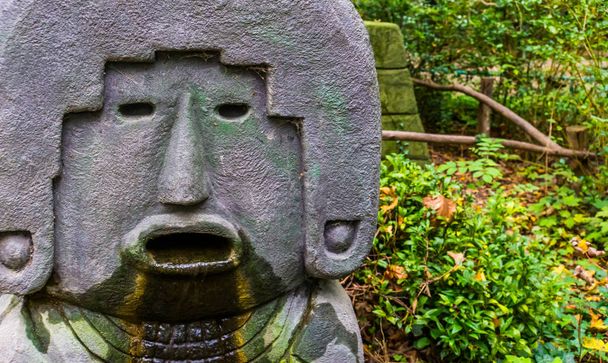 statue d'inca en pierre avec de l'eau sortant de sa bouche, ancienne culture
 - Photo, image