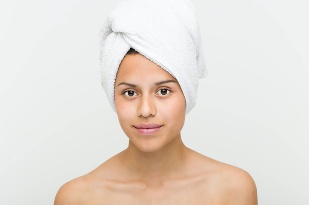 Primer plano de una hermosa y natural joven hispana con una toalla en la cabeza
 - Foto, Imagen