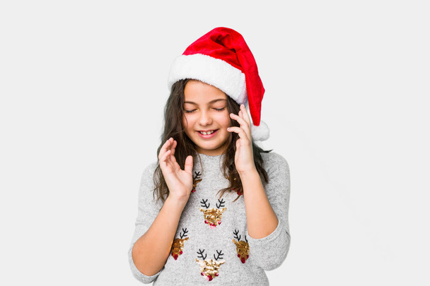 kleines Mädchen, das den Weihnachtstag freudig feiert und viel lacht. Glückskonzept. - Foto, Bild