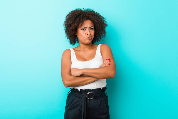 Young african american woman frowning face in displeasure, keeps arms folded. - 写真・画像