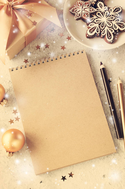 Vlakke lay van blanco bruin notitieboekje met geschenkdoos en peperkoeken. - Foto, afbeelding