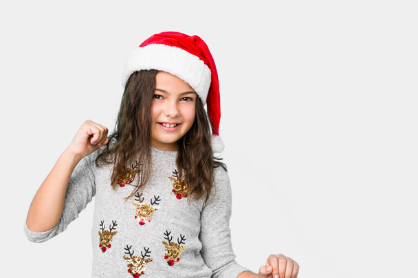 Kislány ünnepli karácsonyi tánc és szórakozás. - Fotó, kép