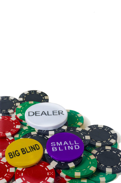 poker chips, speelkaarten, dealer knoppen en dobbelstenen - Foto, afbeelding