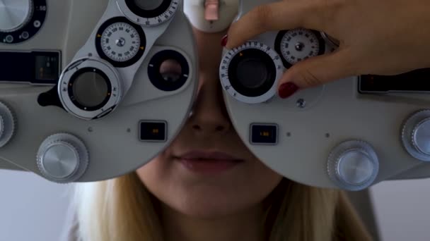 Oculist kontroluje zrak pacientů - Záběry, video