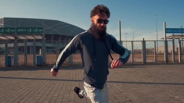 Porträt Hipster-Mann tanzt auf der Straße und blickt in die Kamera, - Filmmaterial, Video