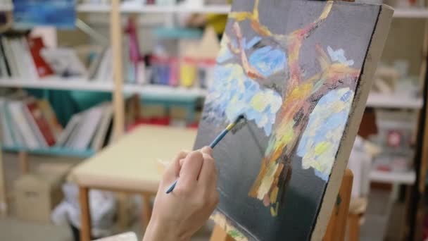 Meister der Malerei macht Striche auf Bild im Atelier, Nahaufnahme - Filmmaterial, Video