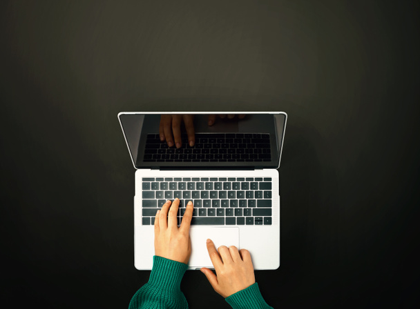 Person using a laptop computer - Foto, Bild