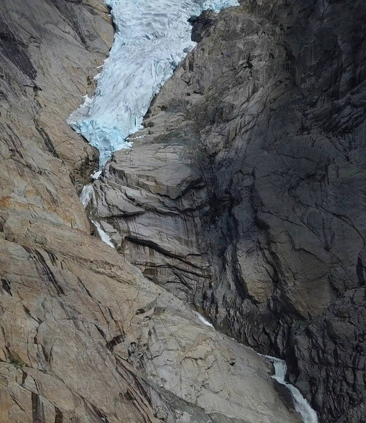 Briksdal oder Briksdalsbreen Gletscher mit schmelzendem blauen Eis, Norwegens Naturdenkmal Nahaufnahme aus der Drohne. Juli 2019 - Foto, Bild