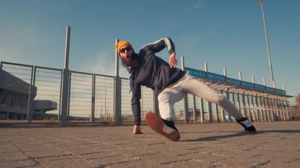 tánc férfi fiatal tehetséges utcai táncos breakdance előadó különböző freestyle tánc mozog - Felvétel, videó