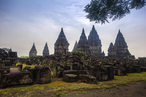 Candi Prambanan je hinduistický chrám z 9. století. Chrámová základna se nachází severovýchodně od města Yogyakarta Central Java - Fotografie, Obrázek