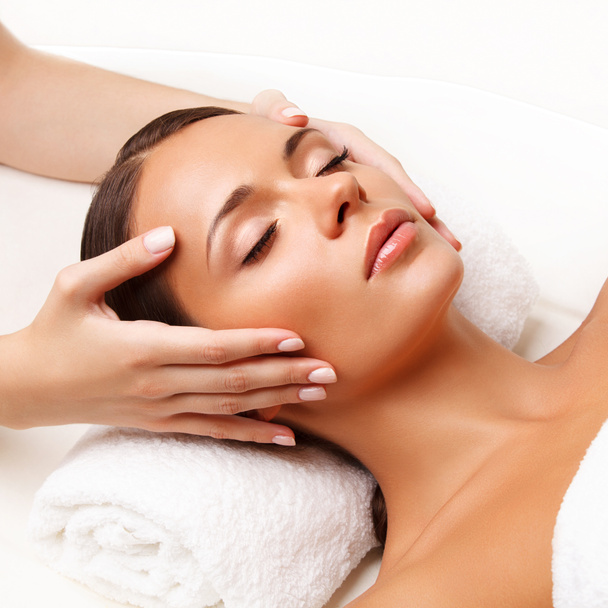 Massagem facial. Close-up de uma jovem mulher recebendo tratamento de spa
. - Foto, Imagem