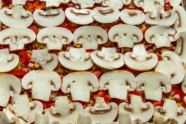 fatti in casa pizza materie prime funghi peperoncino salsicce e mais in scatola cibo fotografia sfondo
  - Foto, immagini