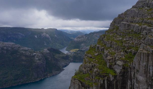 Forsan,ノルウェー- 2019年7月: Pulpit Rock Preikestulenの上の写真  - 写真・画像