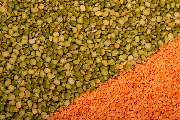 Textura de ervilhas verdes secas e lentilhas vermelhas cruas vista superior
 - Foto, Imagem