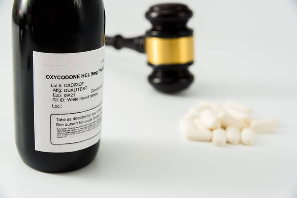 Médicaments opioïdes sont utilisés par les jeunes illégalement, concept de ille
 - Photo, image