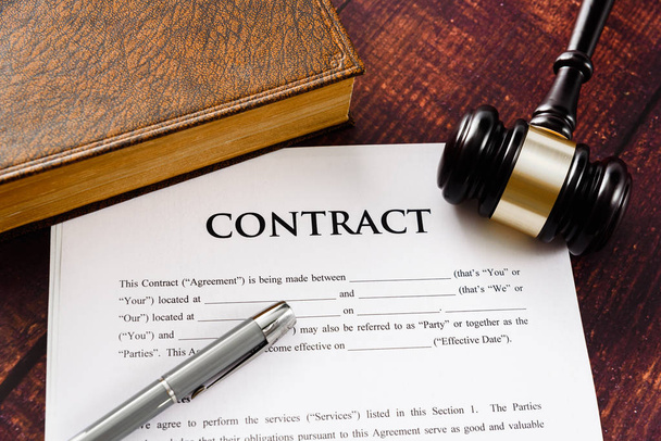 Os contratos jurídicos são objecto de litígios comerciais resolvidos em
 - Foto, Imagem