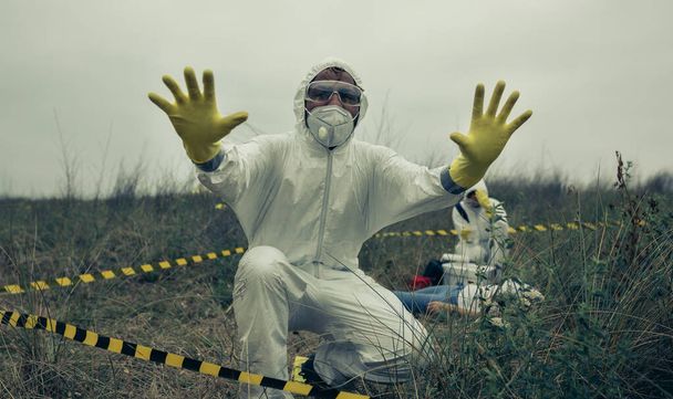 Человек с бактериологическим защитным иском, запрещающим входить в оцепленную зону
 - Фото, изображение