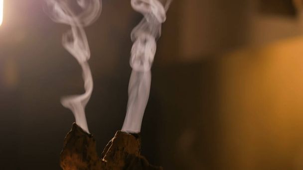 Палиця паличка горить з димом
 - Фото, зображення