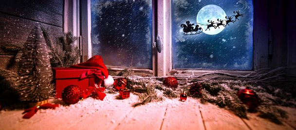 Téli ablak hó és jég Karácsonyi dekoráció ajándékok - Fotó, kép