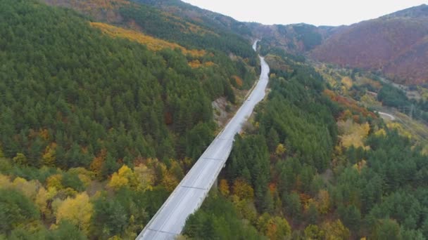 Vista aérea da rodovia com carros dirigindo nele no dia de outono na Bulgária
 - Filmagem, Vídeo