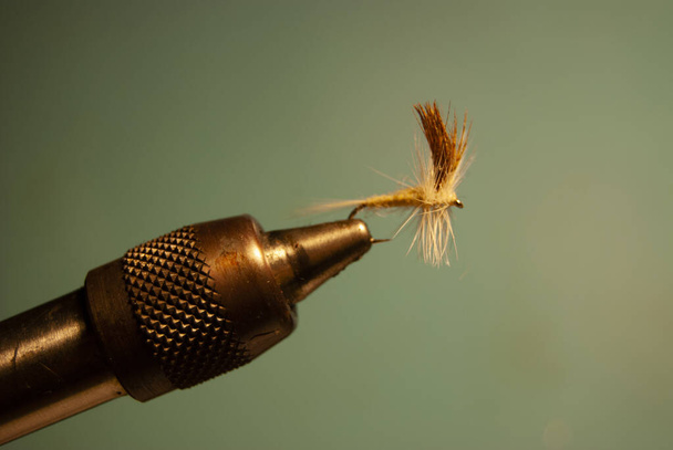 Volar para la pesca con mosca en un vicio
 - Foto, imagen