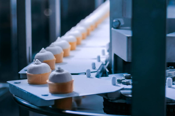 Ligne de production automatique de crème glacée - bande transporteuse avec cônes de glace
 - Photo, image
