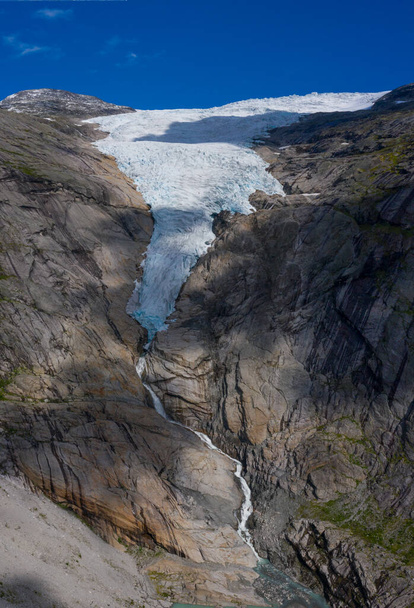 Briksdalbreenは、ノルウェーのBriksdalbreen山ロッジの氷河の腕です。 - 写真・画像