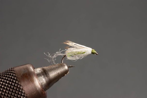 Κοντινό πλάνο του Caddis Emerger Fly on a Hook - Φωτογραφία, εικόνα