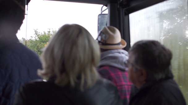 Autóbusszal közlekedő tömegközlekedési utasok egy csoportja - Felvétel, videó