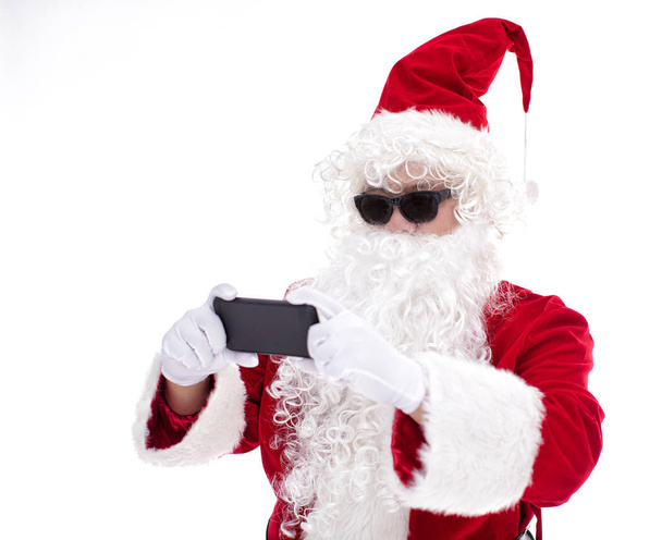 Ευτυχισμένος Άγιος Βασίλης βλέποντας έξυπνο τηλέφωνο - Φωτογραφία, εικόνα
