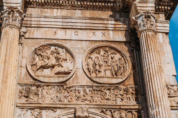 Arch of Constantine nebo Arco di Costantino nebo Triumphal oblouku v Římě, Itálie v blízkosti Coliseum, zblízka - Fotografie, Obrázek