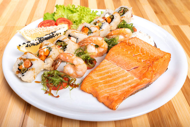 Sushi surtido, camarones y un trozo de salmón a la parrilla
. - Foto, Imagen