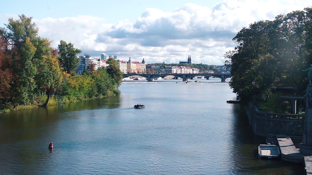 Vista del río en el casco antiguo de Praga. Un catamarán flota en el río
. - Imágenes, Vídeo