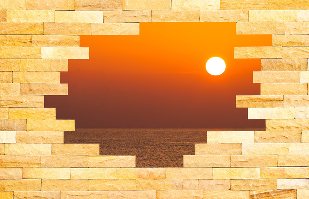 συνετρίβη τοίχο από τούβλα, με όμορφο ηλιοβασίλεμα πάνω από τη θάλασσα, πίσω από - Φωτογραφία, εικόνα