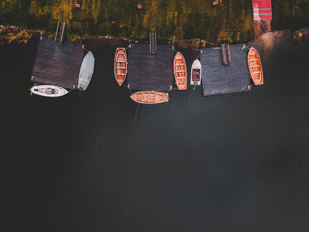 Widok z lotu ptaka do hangaru. Wioślarstwo łodzie treningowe zacumowane na molo. Rosja, Sankt Petersburg. - Zdjęcie, obraz