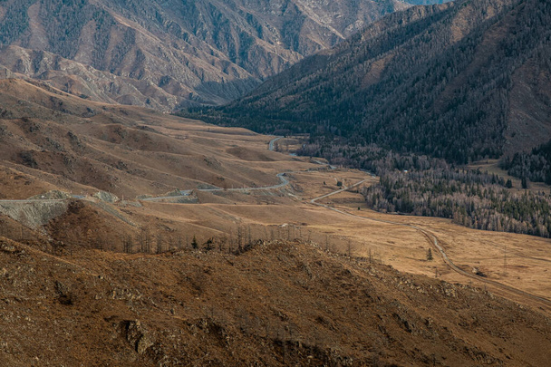 Montañas valle aéreo otoño paisaje, Chike-Taman carretera de montaña pasar, Altai
 - Foto, imagen