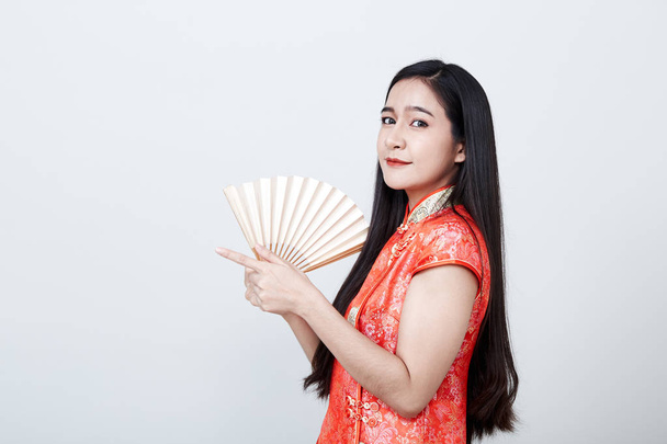 中国の旧正月に赤いドレスを着た女性アジア人 - 写真・画像
