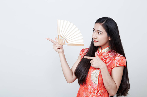 Žena asijské na sobě červené šaty v čínské Nový rok - Fotografie, Obrázek
