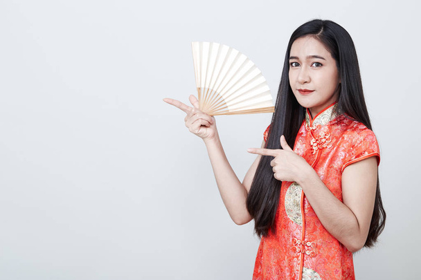 Nő Ázsiai visel piros ruhát a kínai újév - Fotó, kép