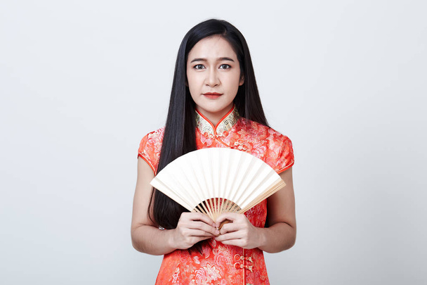 Mujer asiática vistiendo vestido rojo en año nuevo chino
 - Foto, imagen