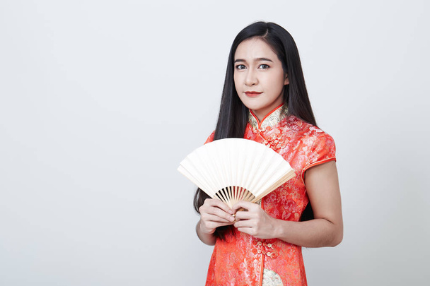 Asiatin trägt rotes Kleid im chinesischen Neujahr - Foto, Bild