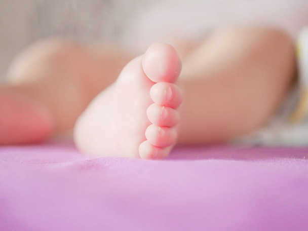 Los pies de un bebé recién nacido dormido. Pies de un bebé recién nacido dormido de cerca. Lugar para escribir. Colocación de texto
. - Foto, imagen