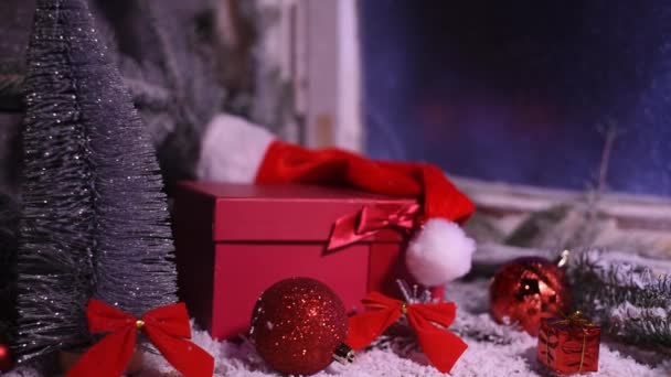 Ventana festiva de madera de la cabaña de Navidad con regalo envuelto - Ventana de invierno con nieve y hielo Regalos de decoración de Navidad
 - Imágenes, Vídeo