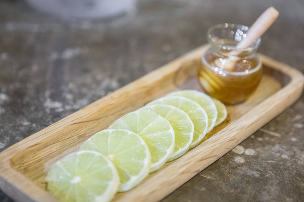 Lemon slice and honey jar - Foto, afbeelding