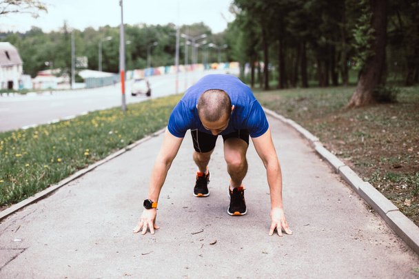 Ember futó felkészült futás a városi parkban - Fotó, kép