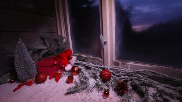 Ventana festiva de madera de la cabaña de Navidad con regalo envuelto - Ventana de invierno con nieve y hielo Regalos de decoración de Navidad
 - Metraje, vídeo